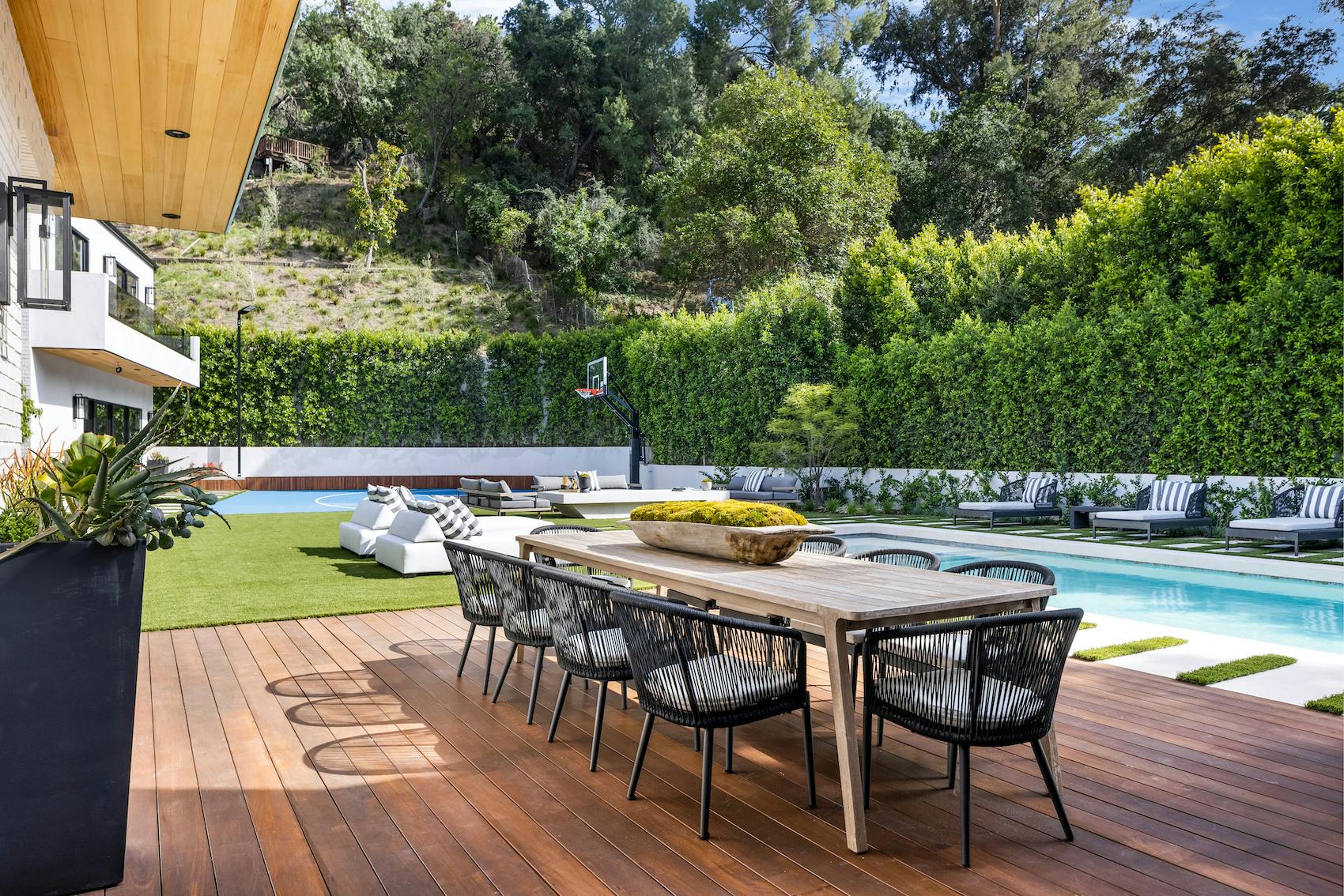 Meridith-Baer-Home-Home-Staging-Southern-California-Woodvale-Estate-Luxury-Homes-Modern-and-Contemporary-Outdoor-Dining-Table
